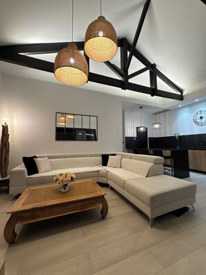 Smart TV - Charming new air-conditioned house with large terrace near Bordeaux (Le Haillan)