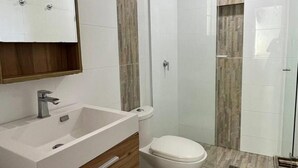 A modern bathroom with a vanity, toilet, and shower. - Em3-1g 1 Bedroom Apartment in Residential Area air Conditioning and Wifi (Cartagena)