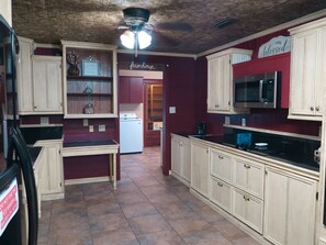 Microwave, oven, stovetop, dishwasher - Beautiful 4-bedroom home in Webberville (Webberville)