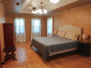 4 室のベッドルーム、WiFi、ベッドシーツ