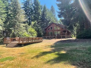 Terrace/patio - Starlight Riverfront Lodge - Directly on the Yakima River with a Hot Tub (Easton)