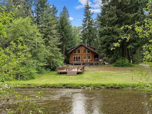 Starlight Riverfront Lodge - Directly on the Yakima River with a Hot Tub
