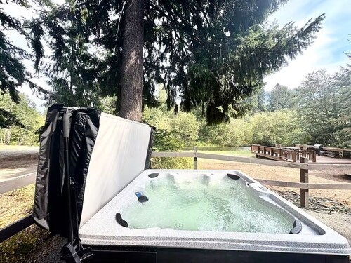 Starlight Riverfront Lodge - Directly on the Yakima River with a Hot Tub