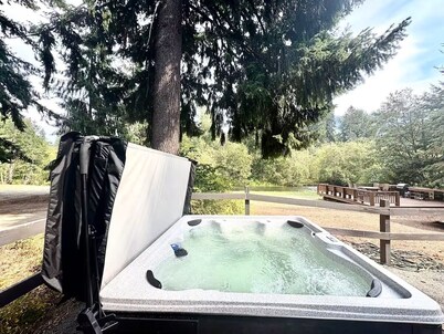 Starlight Riverfront Lodge - Directly on the Yakima River with a Hot Tub