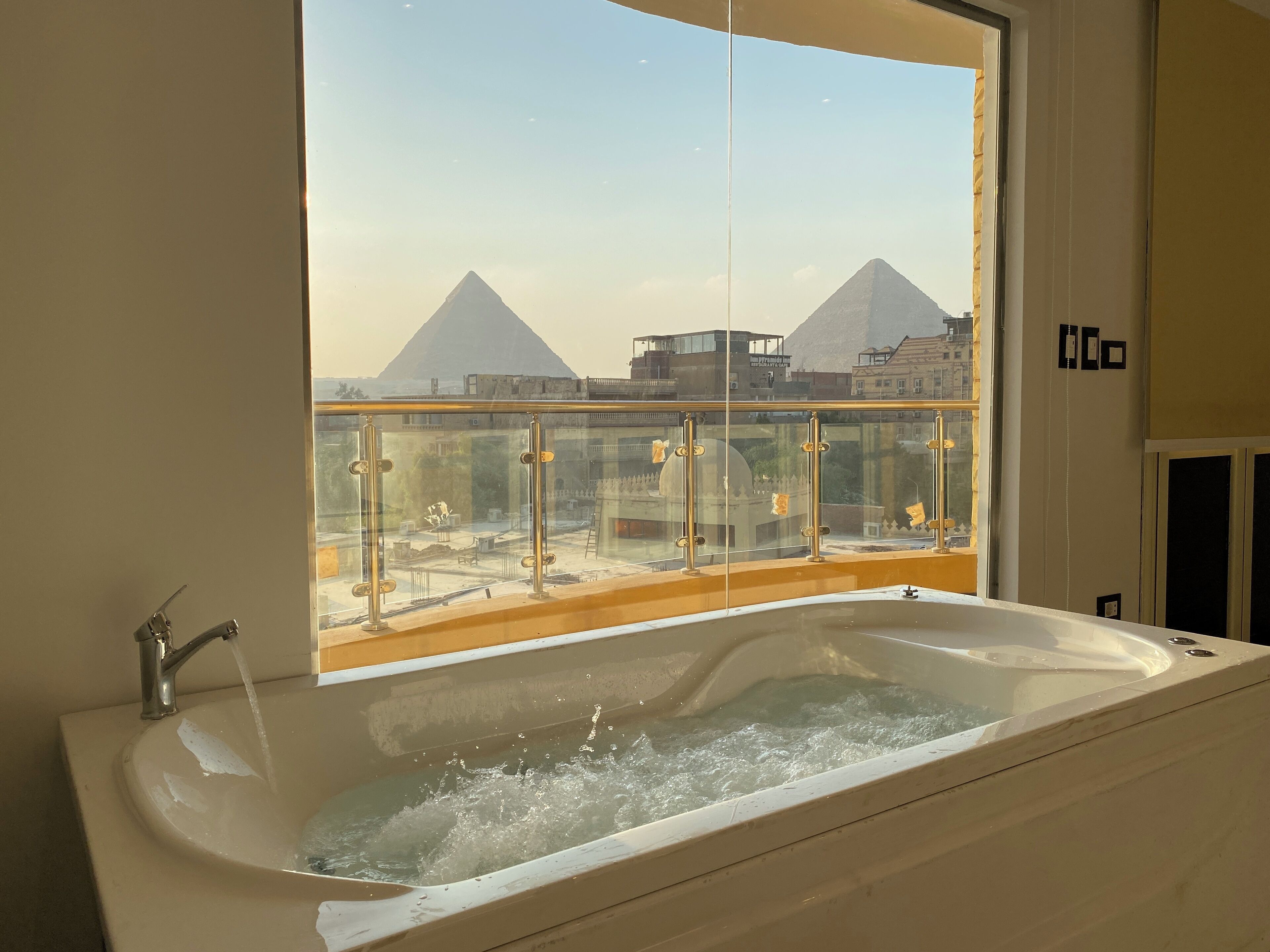 Literie hypoallergénique, coffres-forts dans les chambres