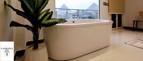 Suite – junior, ørkenutsikt | Allergitestet sengetøy, safe på rommet og skrivebord for bærbar PC