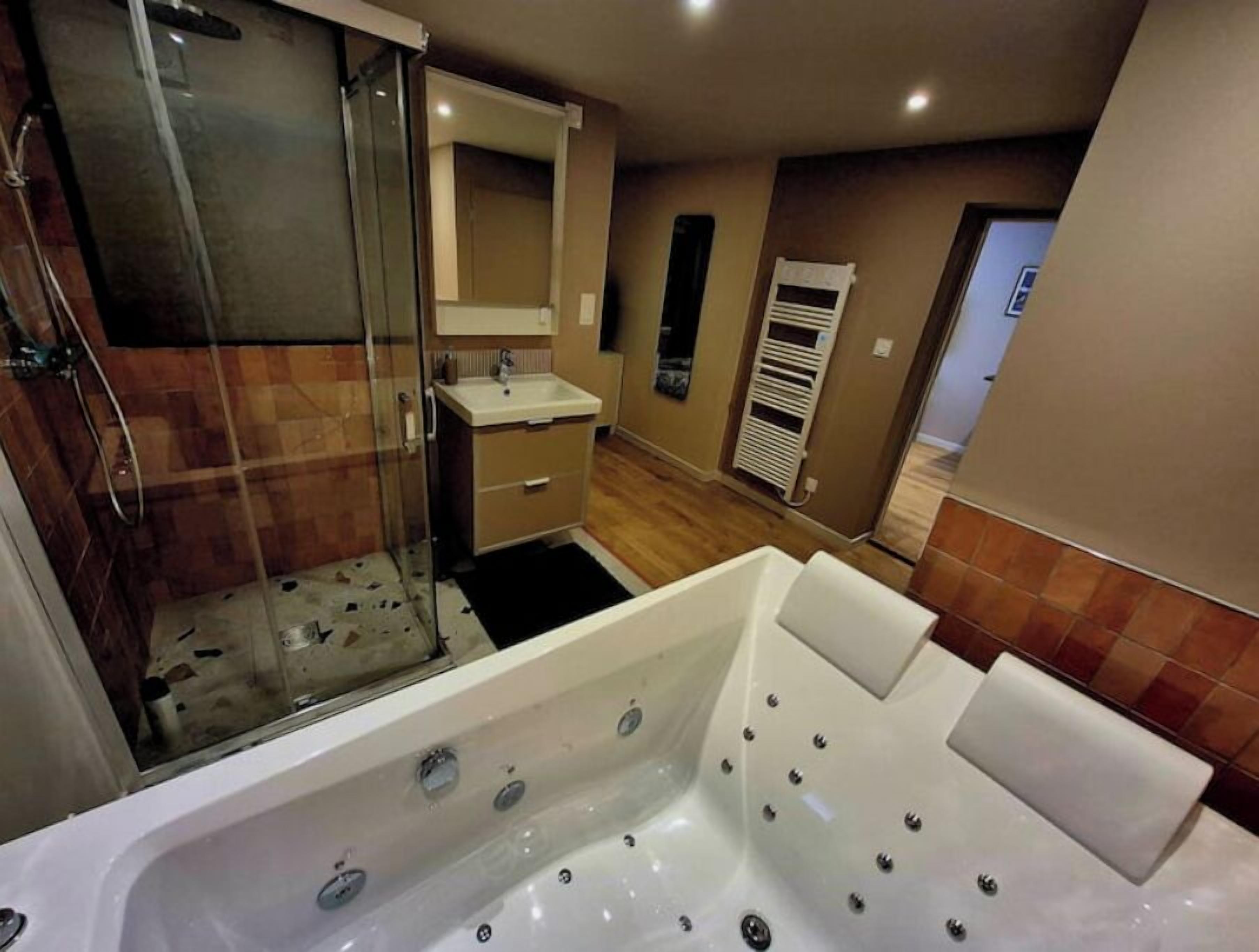 Jetted bath, towels, soap, toilet paper
