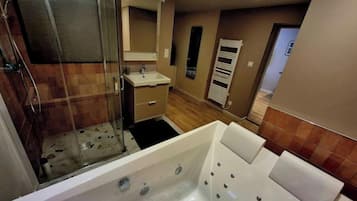 Jetted bath, towels, soap, toilet paper