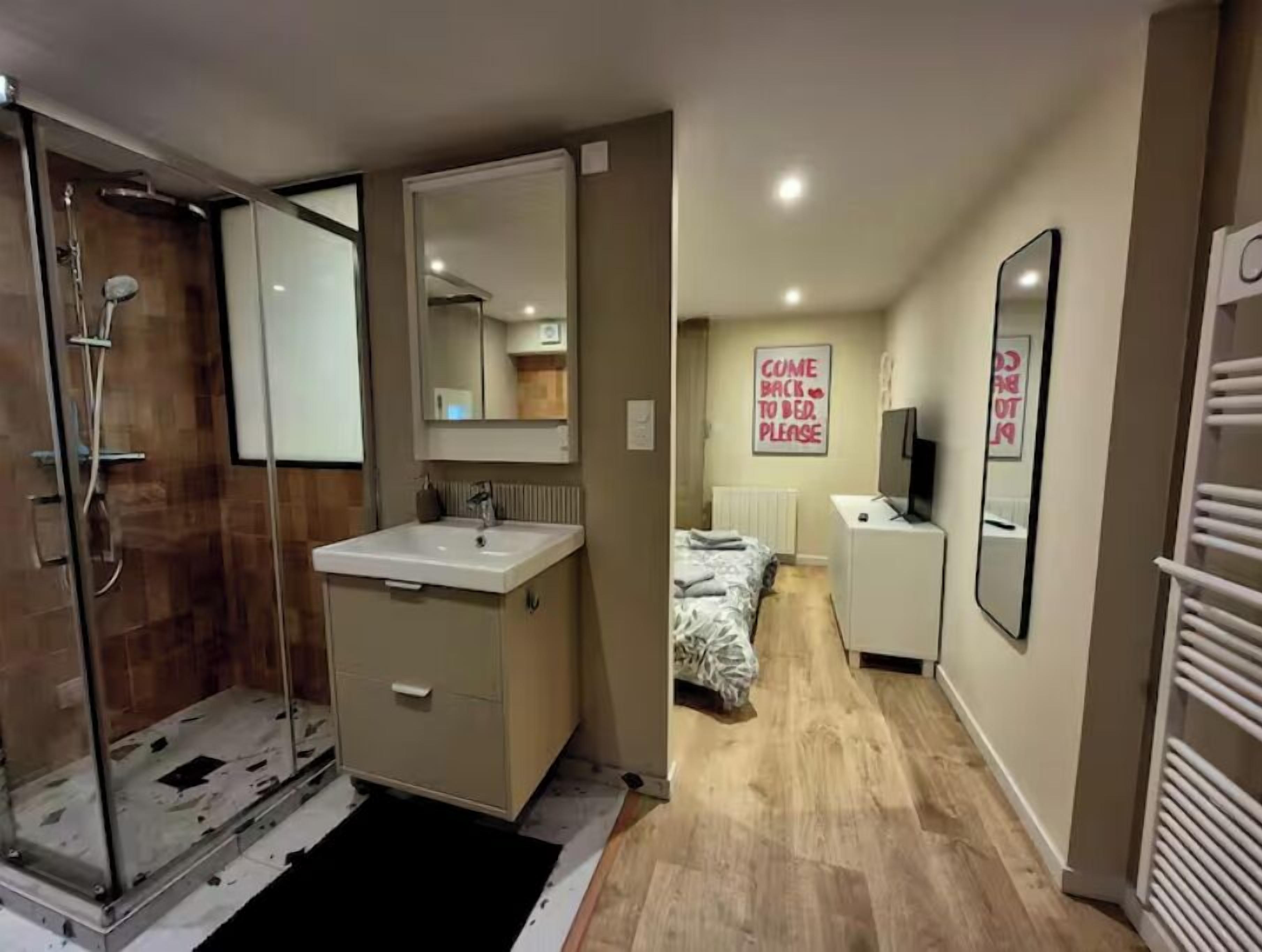 Jetted bath, towels, soap, toilet paper