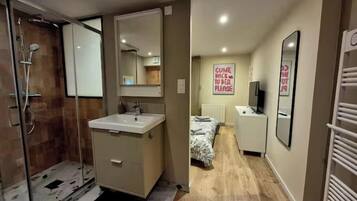 Jetted bath, towels, soap, toilet paper