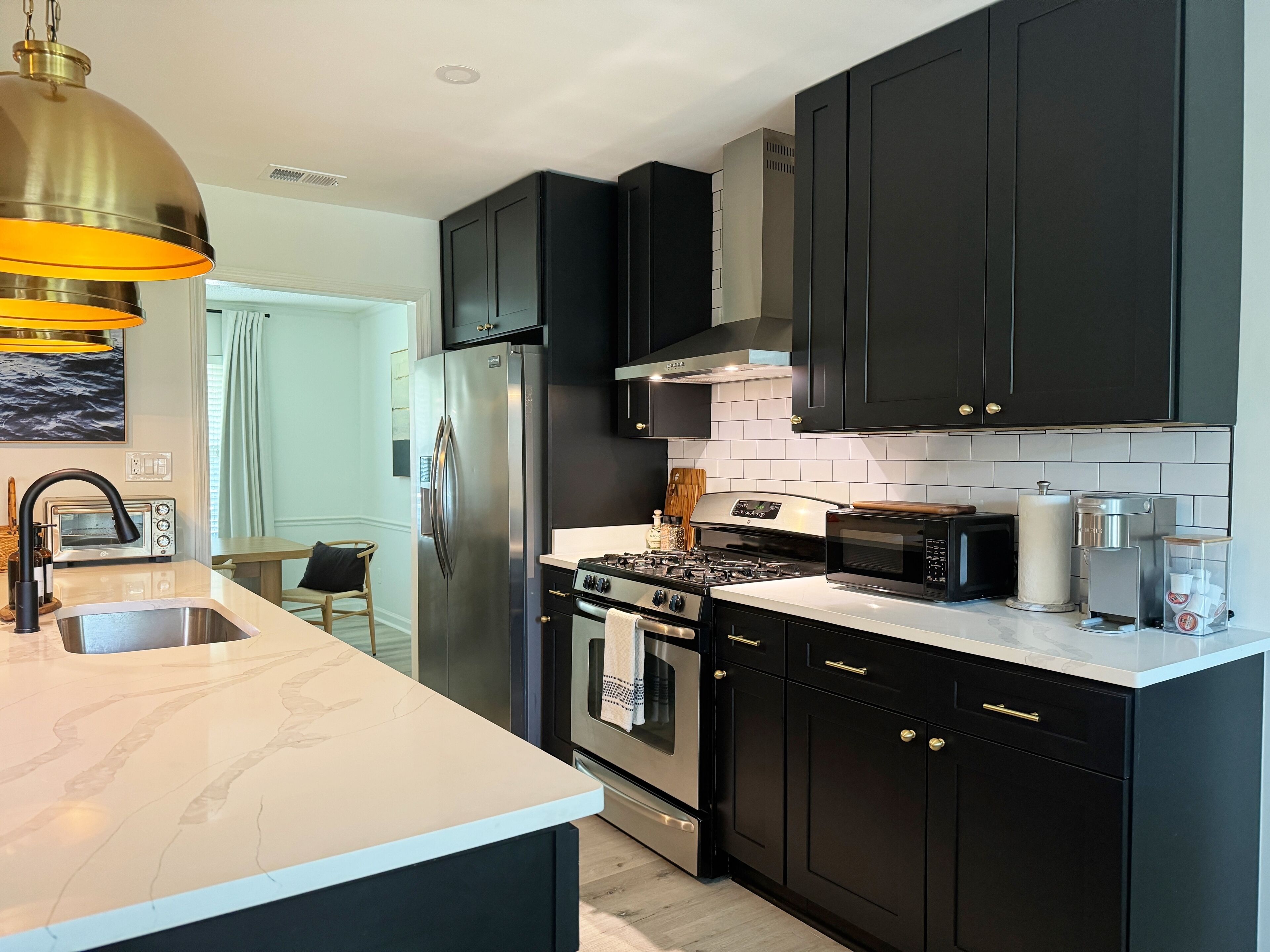 Nhà, sân hiên, quang cảnh sân vườn | Bếp riêng | Dụng cụ pha cà phê/trà, bàn ăn 