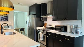 Casa, varanda, vista para o pátio | Cozinha privada | Cafeteira/chaleira, mesas de jantar