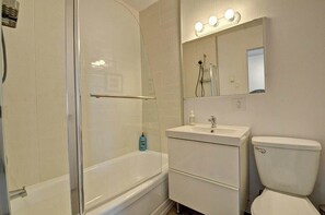 Dusche, Haartrockner, Handtücher, Shampoo