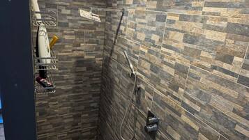 Een douche, een haardroger, handdoeken, zeep