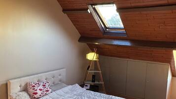 Een strijkplank/strijkijzer, wifi, beddengoed