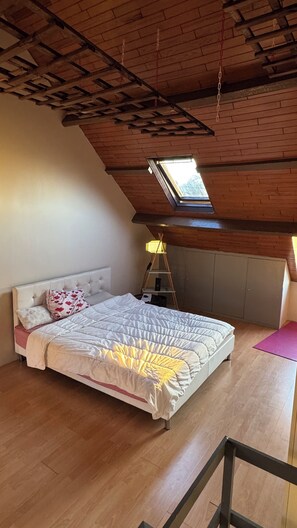 Een strijkplank/strijkijzer, wifi, beddengoed