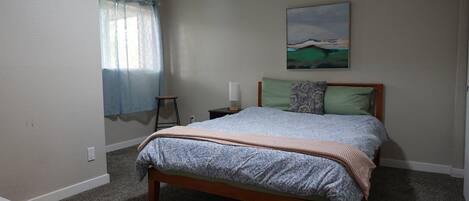 2 bedrooms, iron/ironing board, Internet, bed sheets