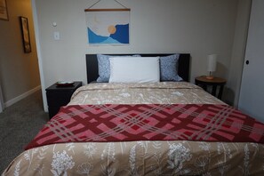 2 bedrooms, iron/ironing board, Internet, bed sheets - Bright Arvada Townhome with Backyard, Walkable to Old Town Arvada (Arvada)