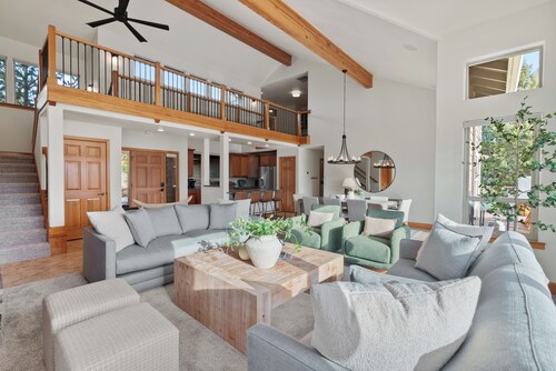 Bring a golf 4-some, family or couples. 4 private bed/baths- sleeps 10