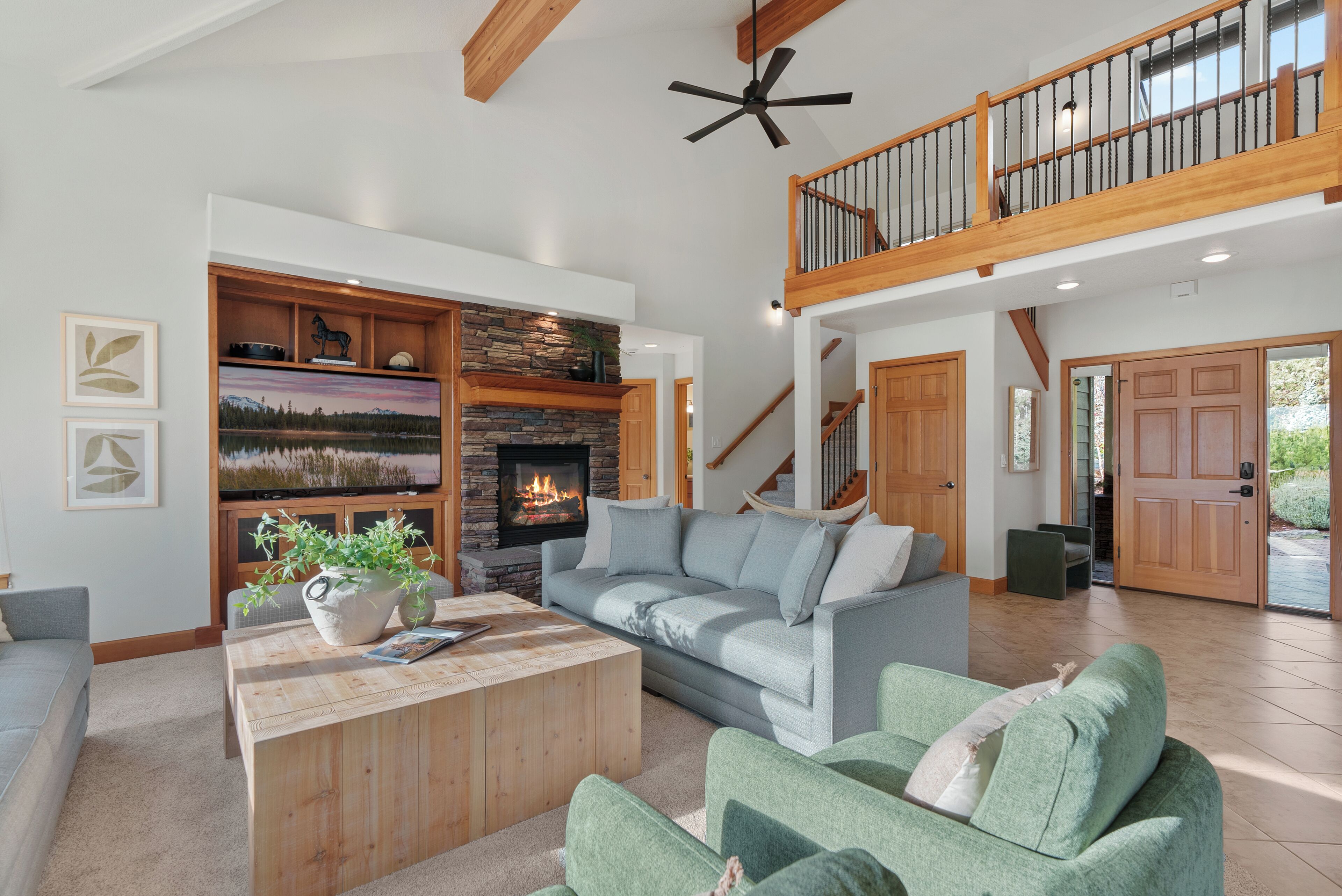 Televisión y chimenea 