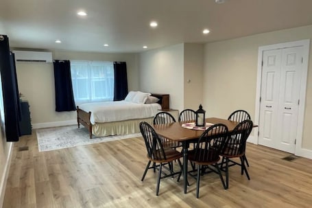 Dining. Peaceful Intown Studio ~ Walk to Shops & Dining