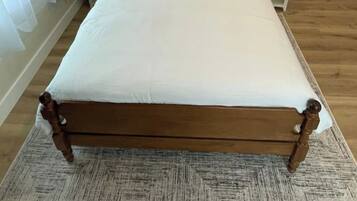 Tabla de planchar con plancha, wifi, ropa de cama