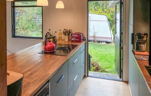 Réfrigérateur, lave-vaisselle, cafetière/bouilloire