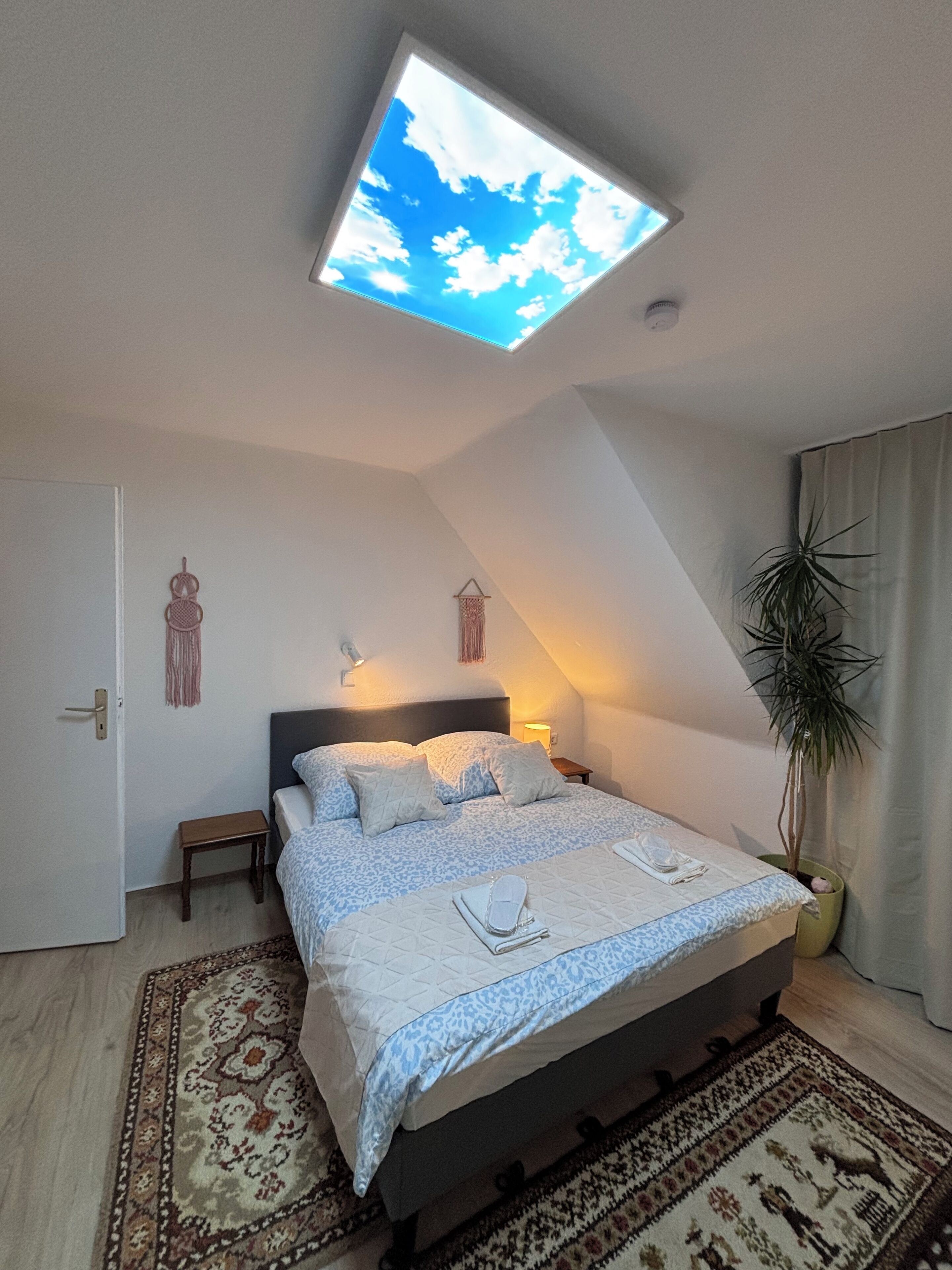 1 Schlafzimmer, Zimmersafe, Schreibtisch, Bügeleisen/Bügelbrett