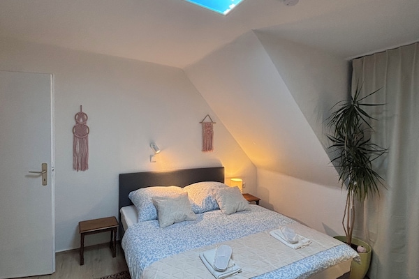 1 soveværelse, pengeskab på værelset, skrivebord, strygejern/strygebræt