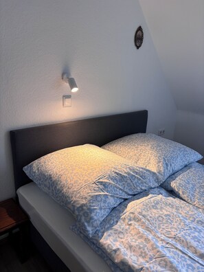 Tabla de planchar con plancha, wifi y ropa de cama