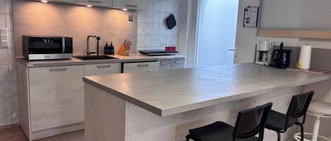 Jääkaappi, mikroaaltouuni, liesi, astianpesukone