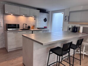 Kühlschrank, Mikrowelle, Herdplatte, Geschirrspüler