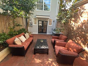 Terrace/patio -   
Welcome to this inviting centrally located home in the heart of Alexandria, (Alexandria)
