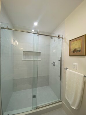 Shower, hair dryer, towels, soap -   
Welcome to this inviting centrally located home in the heart of Alexandria, (Alexandria)