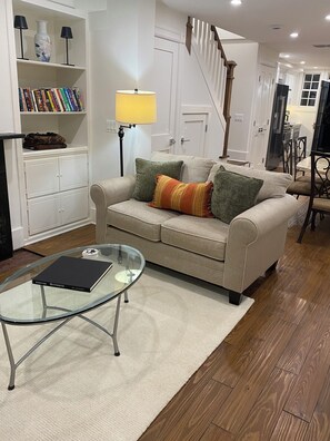 TV, fireplace -   
Welcome to this inviting centrally located home in the heart of Alexandria, (Alexandria)