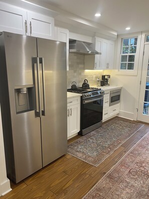 Microwave, oven, stovetop, dishwasher -   
Welcome to this inviting centrally located home in the heart of Alexandria, (Alexandria)