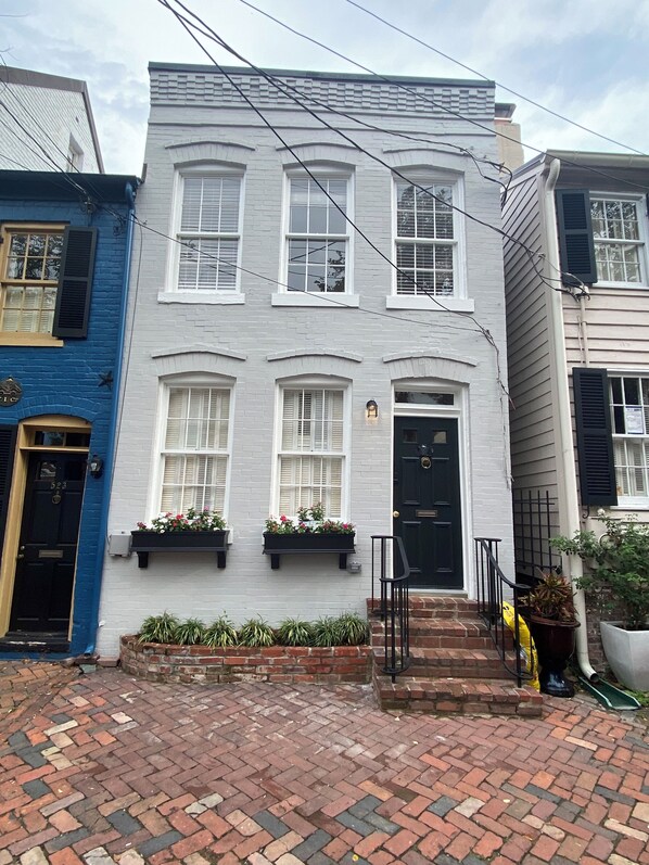 Exterior detail -   
Welcome to this inviting centrally located home in the heart of Alexandria, (Alexandria)