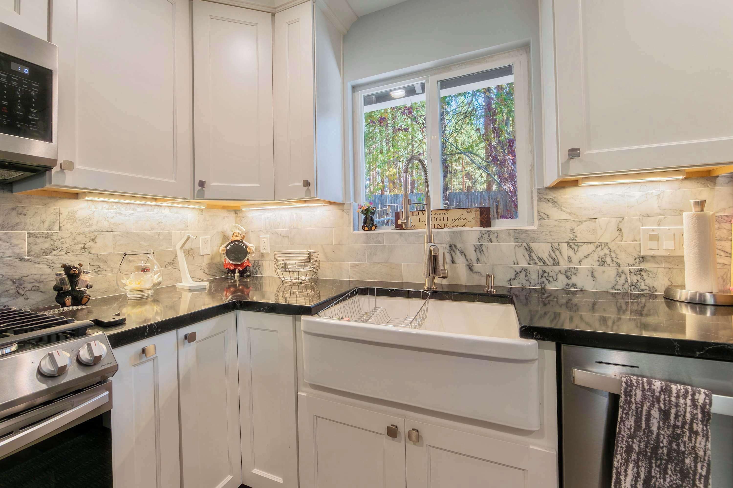 House, 2 Queen Beds, Hot Tub, Mountain View (Private Woods) | Private kitchen