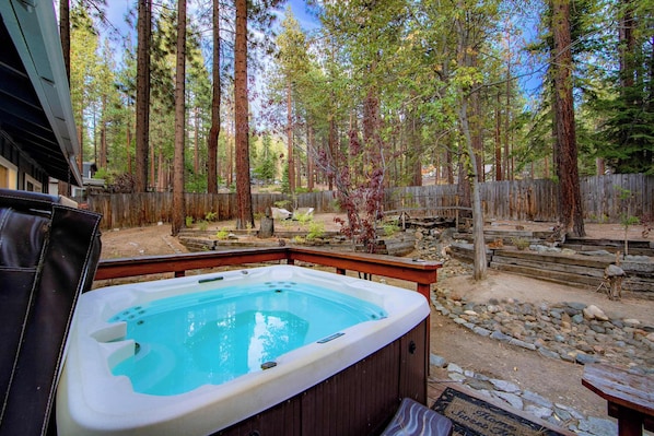 Outdoor spa tub - Private Woods - Heavenly California Lodge (South Lake Tahoe)