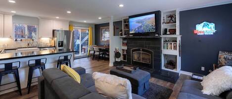 House, 2 Queen Beds, Hot Tub, Mountain View (Private Woods) | Living area