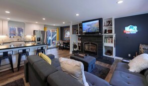 House, 2 Queen Beds, Hot Tub, Mountain View (Private Woods) | Living area - Private Woods - Heavenly California Lodge (South Lake Tahoe)