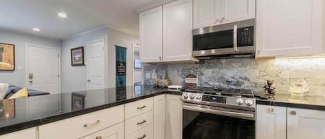 House, 2 Queen Beds, Hot Tub, Mountain View (Private Woods) | Private kitchen