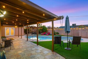 Utendørsbasseng og et oppvarmet basseng