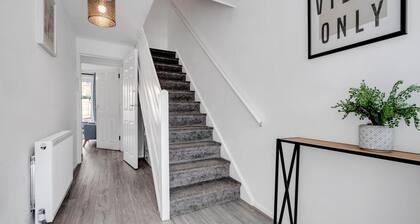 4 Bedrooms - Up To 11 Guests - Free Parking