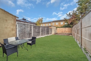 Outdoor dining - 4 Bedrooms - Up To 11 Guests - Free Parking (Romford)