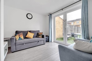 TV - 4 Bedrooms - Up To 11 Guests - Free Parking (Romford)