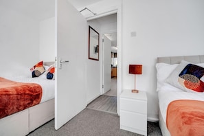 4 bedrooms, iron/ironing board, free WiFi, bed sheets - 4 Bedrooms - Up To 11 Guests - Free Parking (Romford)