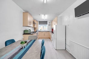 Fridge, microwave, oven, stovetop - 4 Bedrooms - Up To 11 Guests - Free Parking (Romford)