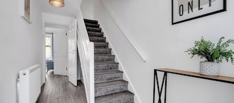 4 Bedrooms - Up To 14 Guests - Free Parking