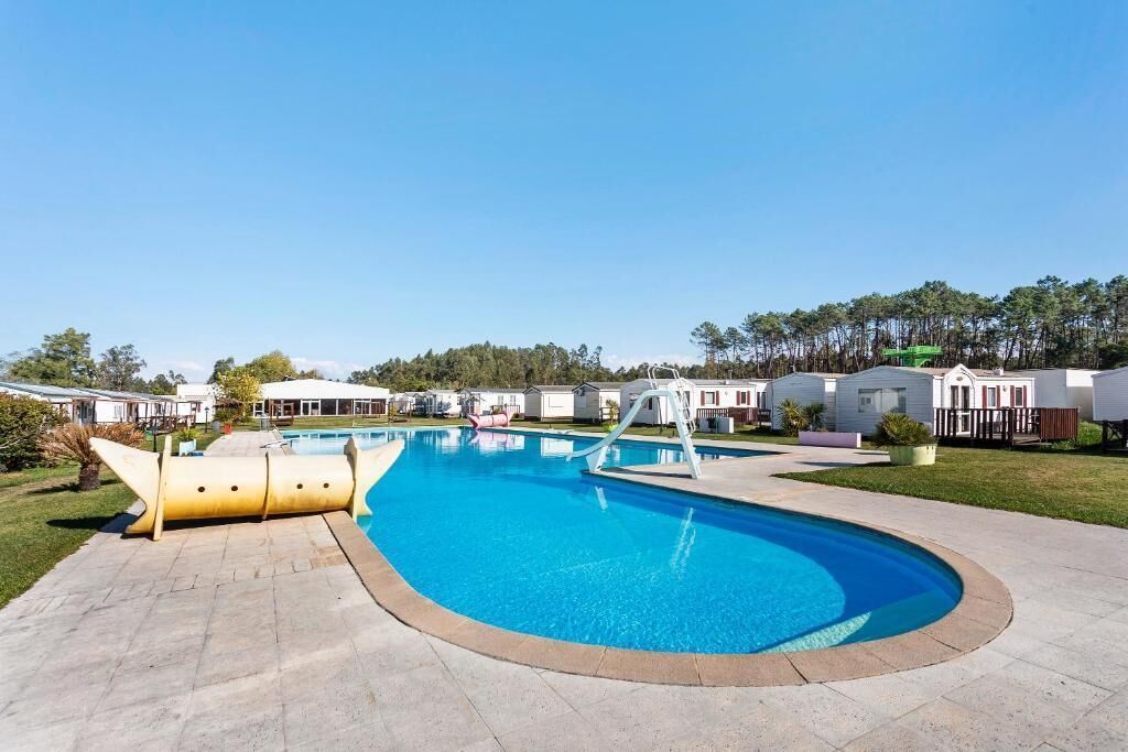 Utomhuspool och uppvärmd pool